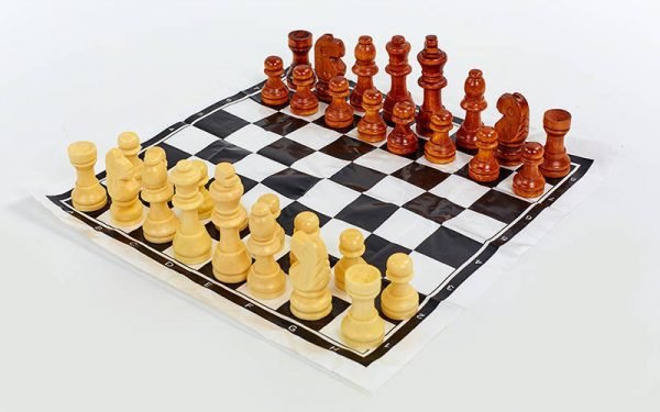 Шахматные фигуры деревянные с полотном для игрAHM (дерево, h пешки-2,6см)