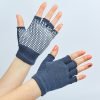 Перчатки для йоги и танцев без пальцев (полиэстер, хлопок, PVC, цвета в ассортименте) - Цвет Серый
