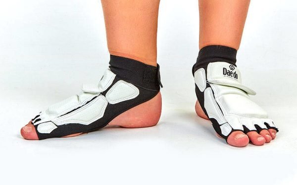 Защита стопы носки-футы для тхэквондо DADO (PU, р-р S(33-34) - L(37-38), l-19,5-24,5см, белый) - S (33-34)